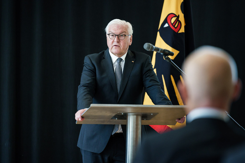 Bundespräsident Frank-Walter Steinmeier hält eine Ansprache während der Verleihung des Verdienstordens der Bundesrepublik Deutschland im Mehrgenerationenhaus Kapuziner Rottweil